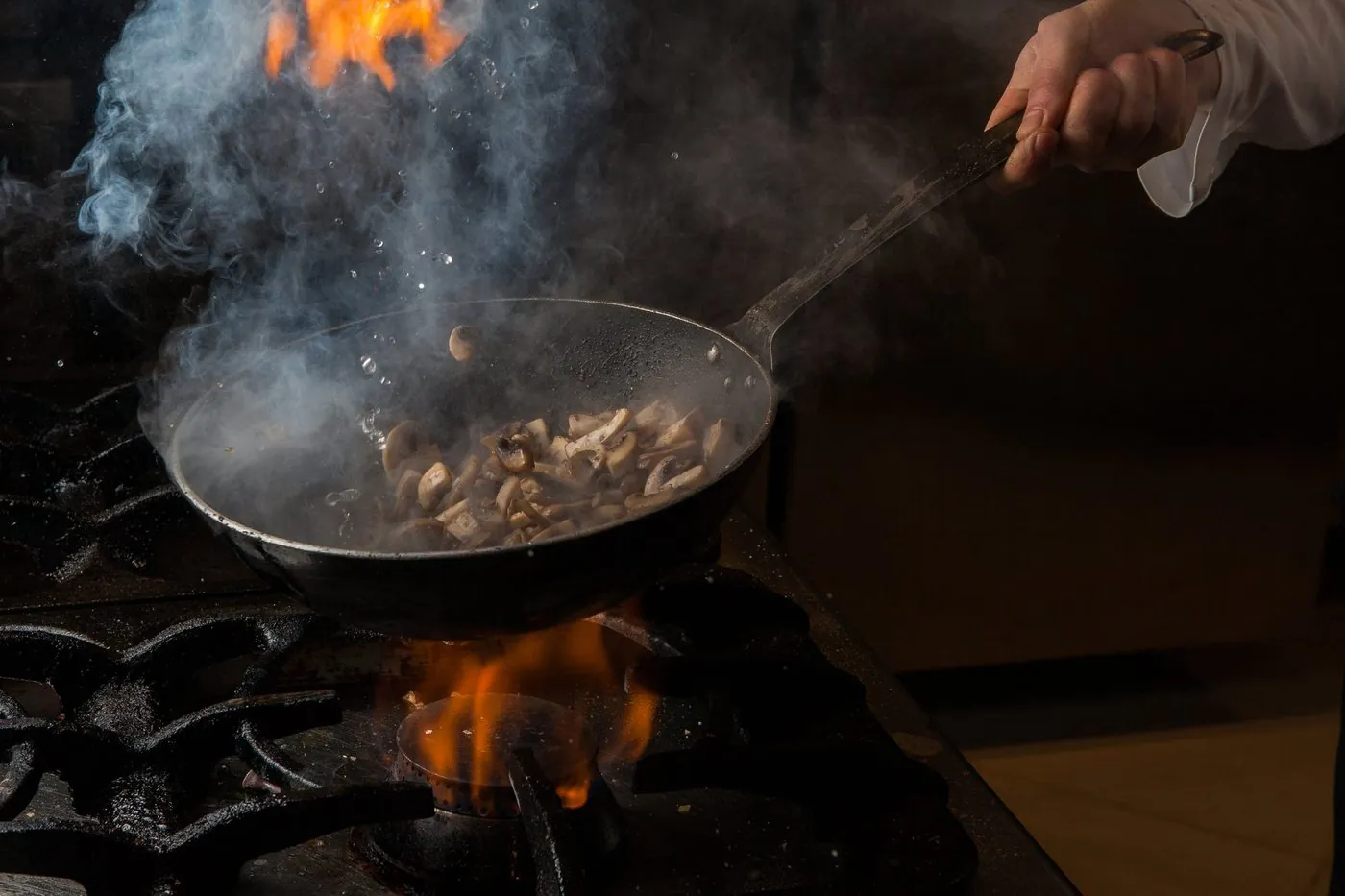 Sartén caliente al fuego con humo en una cocina