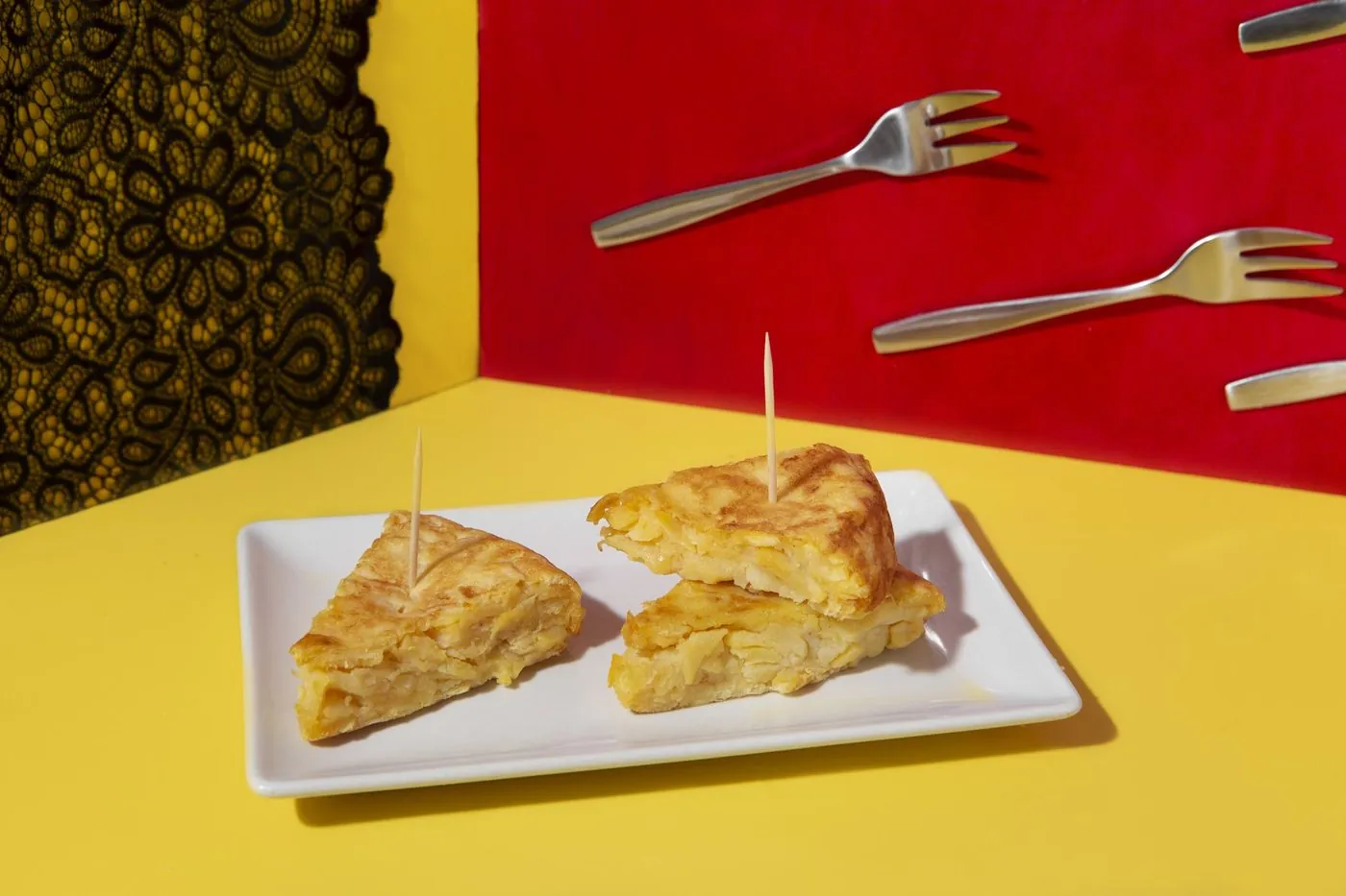 Pinchos de tortilla de patatas en un plato blanco