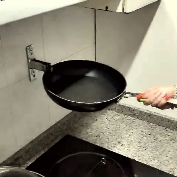 Sartén encajada en el soporte de pared