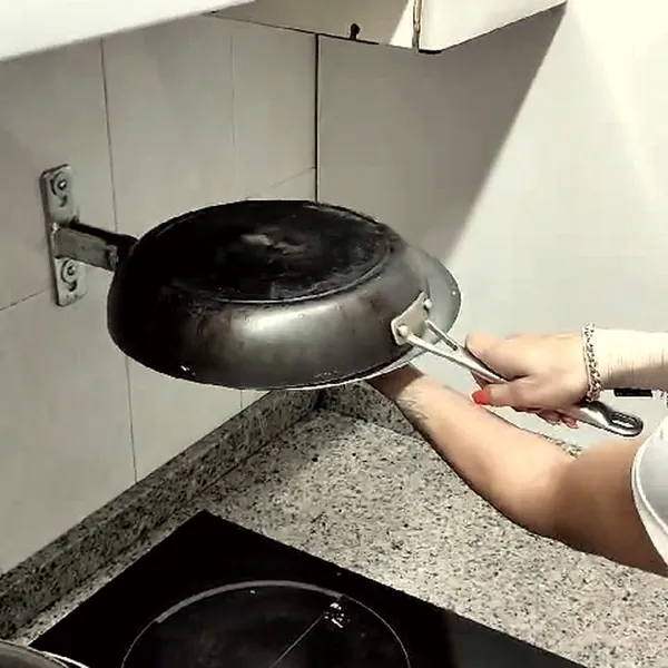Sartén volcada apoyada en el soporte