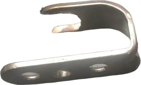 Soporte de pared de acero con orificios de anclaje y ranura en U